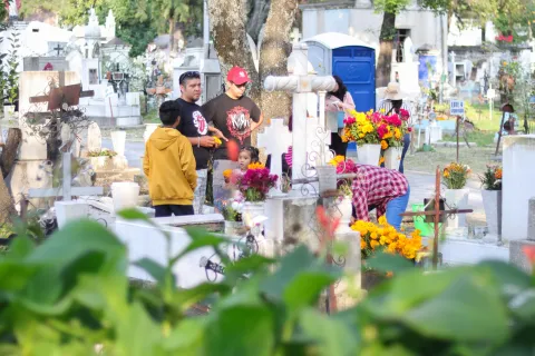 Miles de familias visitan el Panteón Municipal de Puebla en esta Temporada de Muertos.