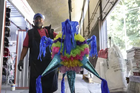 En Puebla, los preparativos para la temporada decembrina ya han comenzado, con la elaboración de las piñatas.