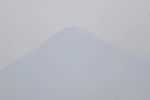 Volcán Popocatépetl amanece este sábado entre la bruma.