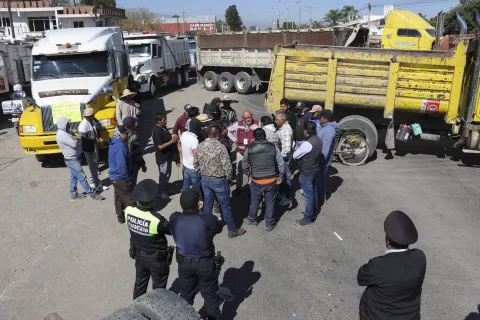 Fueron liberadas vialidades de San Pedro Cholula que tenían tomadas transportistas.