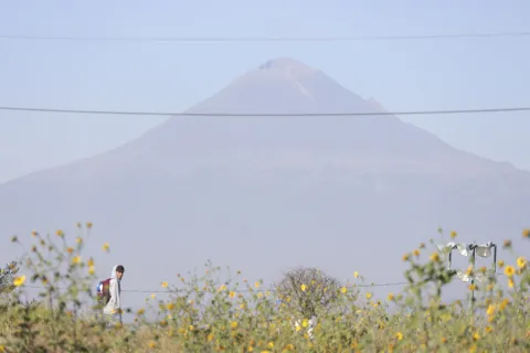 Cielo despejado y volcán Popocatépetl está apacible.