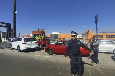 El estacionamiento del Outlet Puebla, está abarrotado en el municipio de Coronango.
