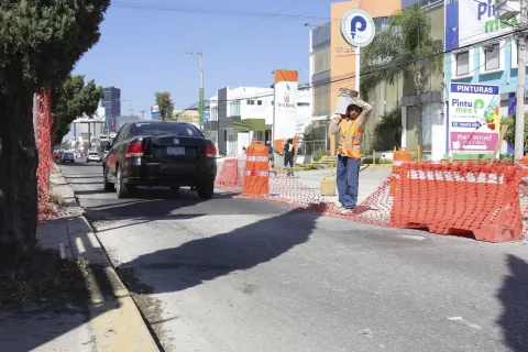 Obra en Calzada Zavaleta ocasiona cierre de carriles en la ciudad de Puebla.