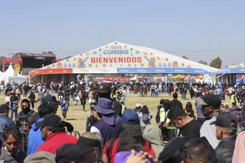 Abarrotadas las filas para entrar al Tecate Comuna 2025 en el Foro Cholula, ubicado en San Andrés Cholula.
