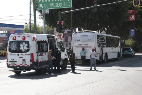 Choque entre Ruta Línea 2 y un auto particular deja un herido.