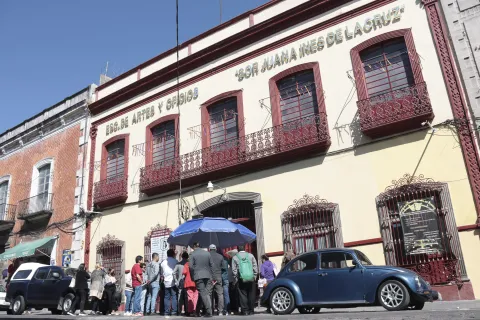 Manifestación en la Escuela de Artes Sor Juana Inés de la Cruz en el Centro Histórico de la ciudad de Puebla.