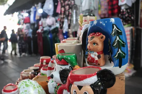 Venta de artículos navideños en el Centro Histórico de Puebla.