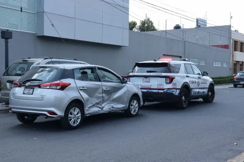 Choque entre particulares en avenida 3 Poniente y calle 29 Sur.