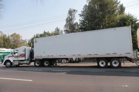 Alejandro Armenta Mier llamó a las autoridades municipales para que no sean omisos en el robo de transporte y mercancía.