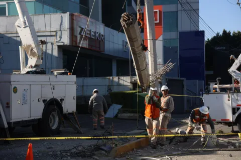 Atiende CFE poste de luz tras fatal choque en Vía Atlixcáyotl en Puebla.