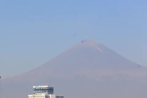 Volcán Popocatépetl amanece en calma.