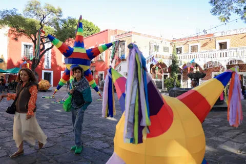 Grandes Adornos Navideños en el Barrio del Artista en Puebla.