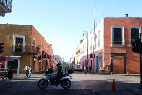 Un desastre, calles cerradas por Maratón de Puebla 2025.