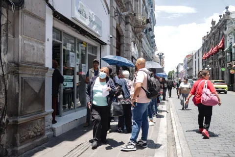 Mucha gente acude a cobrar su pensión en el Banco del Bienestar en Avenida Reforma en la ciudad de Puebla.