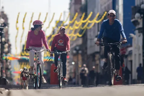 Poblanos disfrutan de la Vía Recreativa en el Centro Histórico.