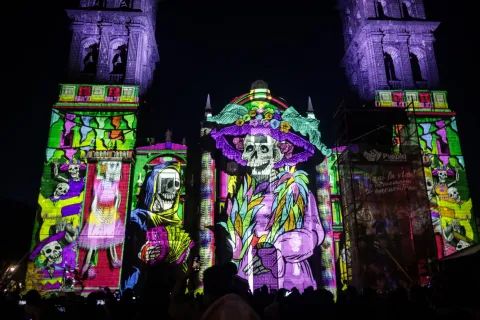 Videomapping en Catedral de Puebla: Día de Muertos.