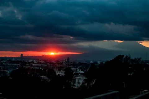 El sol se ocultó iluminando el atardecer de un tono carmesí en Puebla.