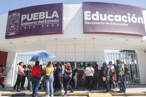 Alumnos y padres de familia de la Escuela Secundaria Técnica 150 piden les regresen apoyo de la Fundación Azteca.