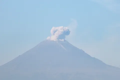 Expulsión de fumarola del Volcán Popocatépetl.