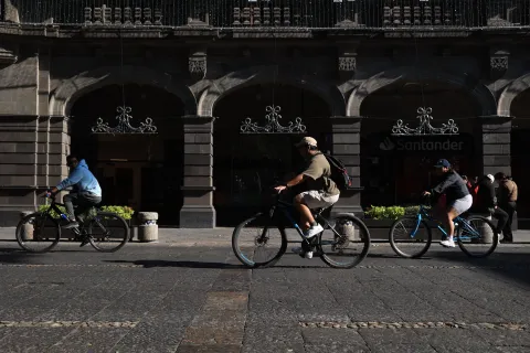 Desfile de ciclistas y de corredores en la Vía Recreativa de Puebla.
