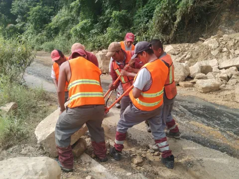 Cuadrillas continúan con la limpieza y el despeje de caminos por material caído, provocado por el fenómeno meteorológico.