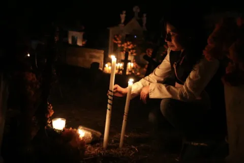 El pueblo Na Savi celebra con velas, ofrendas y flores a sus difuntos.