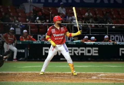 Estamy Ureña disparó Grand Slam en la quinta entrada y guió al triunfo a los Venados de Mazatlán sobre los Tomateros de Culiacán por pizarra de 5-2.