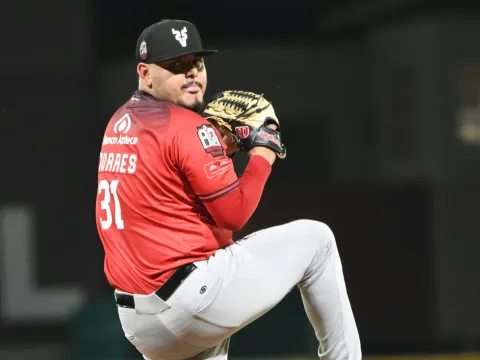 Edgar Torres tuvo una apertura de cinco entradas en blanco con solo tres hits en contra, dos pasaportes y un ponche.