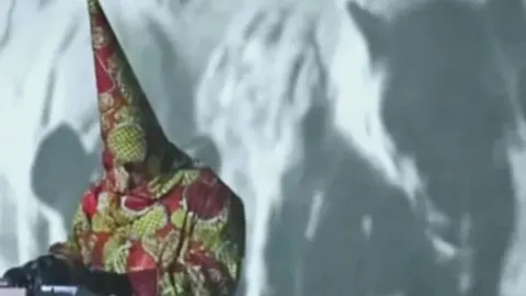 Exponen a productor musical blanco por pretender ser un artista panafricano  