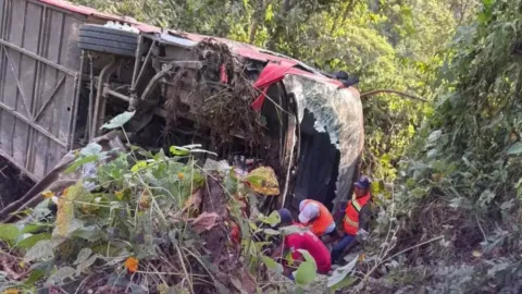 Un muerto y 10 lesionados saldo de un choque en la Súper Carretera Puerto Escondido , Oaxaca.