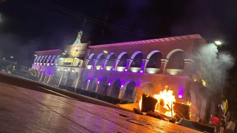 El estado de Michoacán está incendiado, ahora también prenden fuego al Palacio Municipal de Apatzingán.