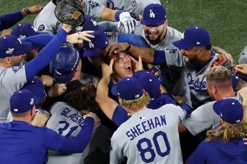 Los Dodgers son bicampeones en las Grandes Ligas al ganar 5-4 a Toronto.