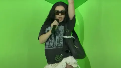 Ya hay tráiler para la esperada película escrita y protagonizada por Charli XCX