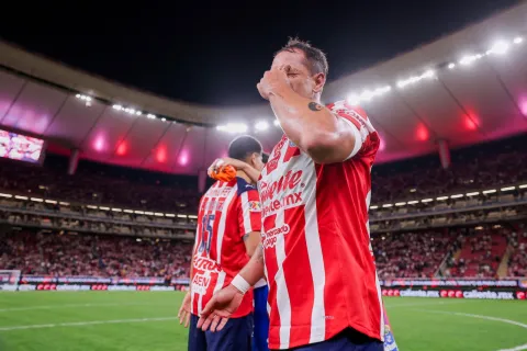 Javier Hernández se despide con un gol y llorando.