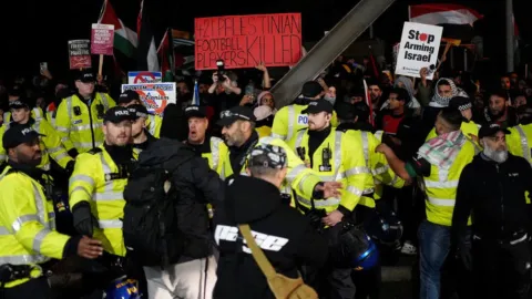 Aficionados del futbol protestan contra inclusión de Tel Aviv en la Liga de Europa  