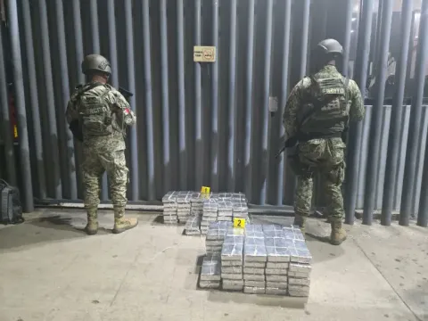Van 107,098.5 kilos de droga decomisada, entre ellos, 493.92 kg. de fentanilo, 5,435 vehículos y 1,040 inmuebles recuperados.