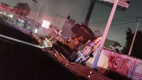 Se registró la volcadura de una pipa cargada de sustancias químicas en la autopista México-Pachuca.