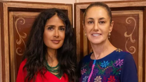Salma Hayek se reúne con Sheinbaum para impulsar la industria del cine en México 