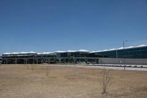 El Aeropuerto Internacional Felipe Ángeles (AIFA) suspendió despegues y aterrizajes en dicha terminal para la mañana este martes 11 de noviembre.