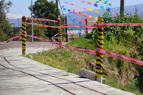 Falta de barandal pone en riesgo a peatones en Tepeyanco, Tlaxcala.