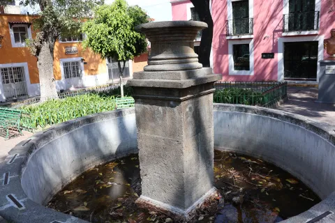 Fuente del Parque de San Nicolás muestra deterioro y abandono.