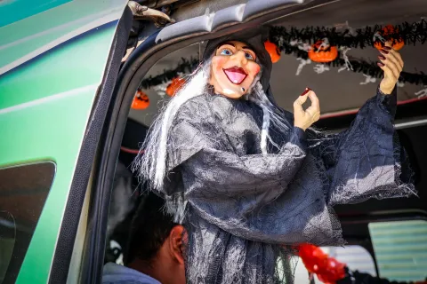 TUXSAG celebra el Día de Muertos con color, tradición y actitud sobre ruedas.