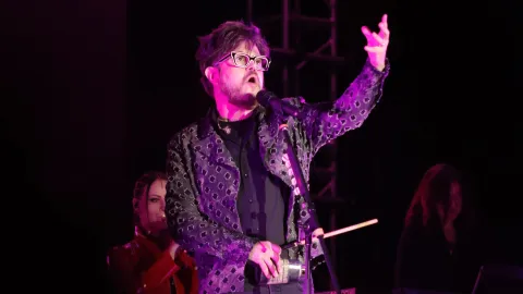 Aleks Syntek hace vibrar el Teatro del Pueblo en la Feria de Tlaxcala 2025.