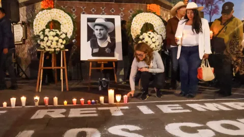 Tlaxcaltecas se solidarizan y rinden homenaje a Carlos Manzo con velas y mensajes de justicia.
