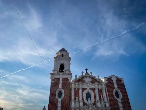 Un atardecer casi dibujado en el cielo sobre San José en la ciudad de Tlaxcala.