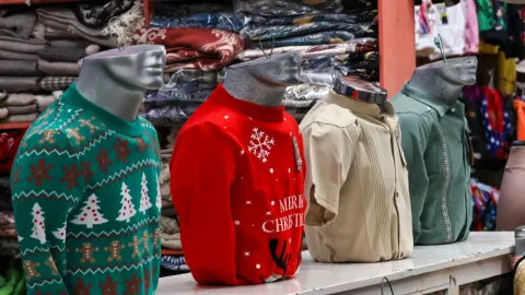 ¡Para el frío! Comerciantes de Chiautempan se alistan para el inicio de la temporada de frío.