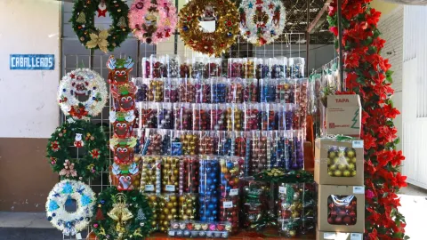 Adelantan venta de artículos navideños en la capital tlaxcalteca.