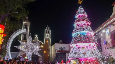 Con gran alegría y color se realiza en Chiautempan Desfile y Encendido del Árbol Navideño.