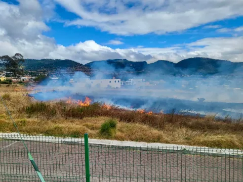 Se registra incendio de pastizales en Tlaxco, Tlaxcala.