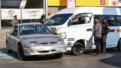 Choque entre colectiva y vehículo particular deja varios lesionados en Ocotlán, Tlaxcala.
